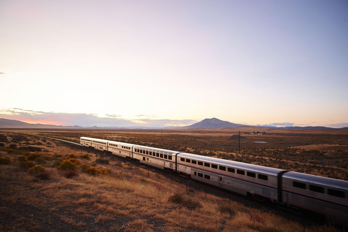 De trein California Zephyrrijdt over een van de langste  en mooiste  spoortrajecten in de VS van Chicago naar San Francisco In de loop van 51 uur steekt de Zephyr de plains van Nebraska op de foto en de Rocky Mountains over en rijdt door de woestijnen van Nevada