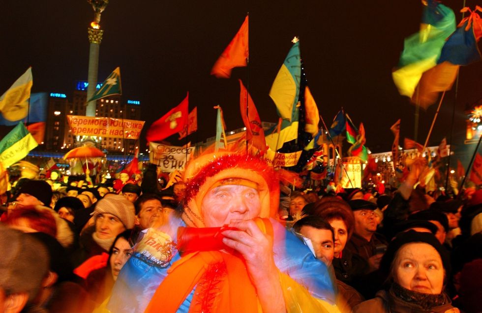 Oekraners verzamelen zich in december 2004 in Kiev nadat Viktor Joesjtsjenko zijn proRussische tegenstander op 28 december 2004 heeft verslagen bij de verkiezingen
