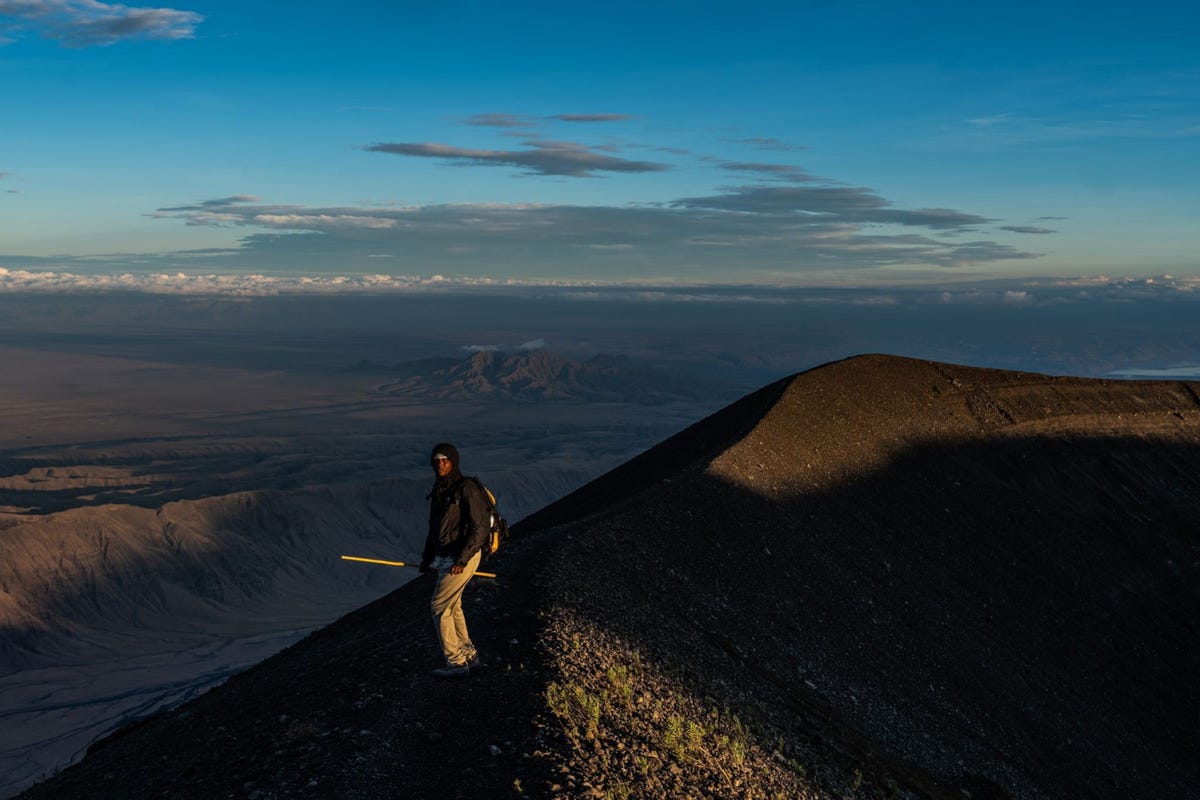 Na ruim een jaar van lockdowns als gevolg van de coronaviruspandemie bewandelen reizigers opnieuw oude pelgrimsroutes als deze naar de top van de Ol Doinyo Lengai of Berg van God in Tanzania