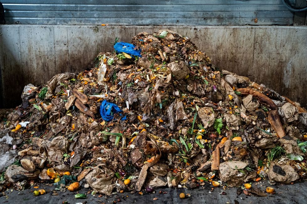 Deze etensresten zijn weggegooid door inwoners van de Franse stad Lyon en worden in een industrile composteerfabriek verwerkt Steden kunnen naast het inzamelen van diverse soorten recyclebaar afval ook etensresten apart inzamelen en daardoor de hoeveelheid afval die op de vuilnisbelt belandt aanzienlijk verminderen