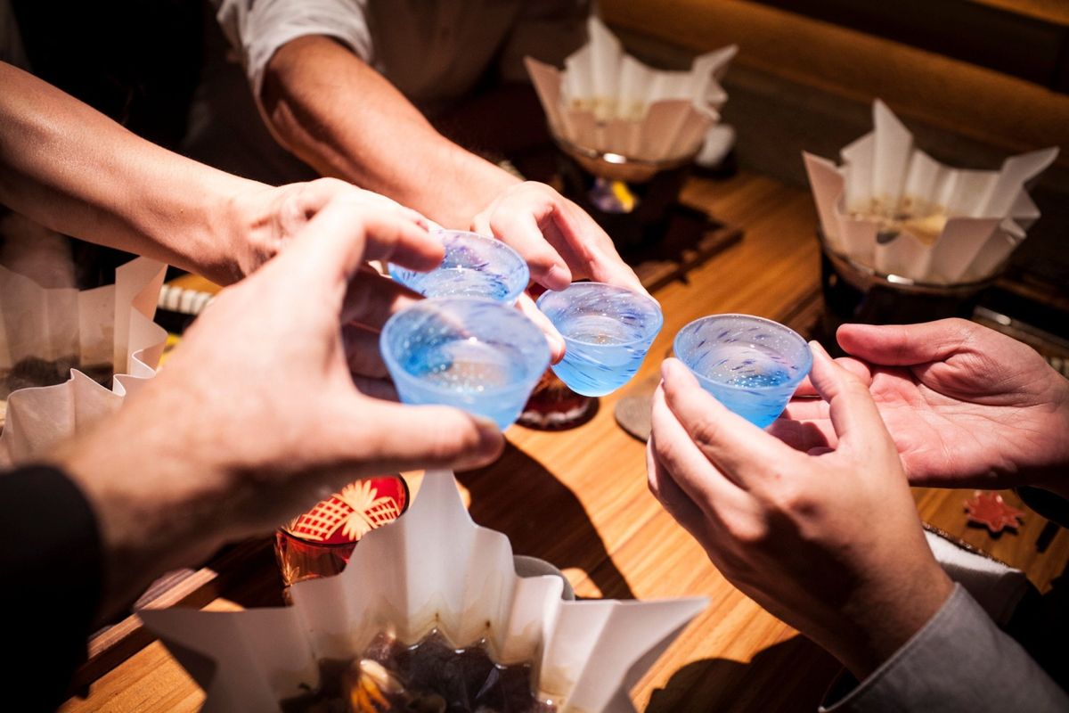 Sake is verweven met de Japanse cultuur en wordt vaak als feestelijk drankje op bruiloften en festivals gedronken en gecombineerd met kaiseki traditionele maaltijden van meerdere gangen
