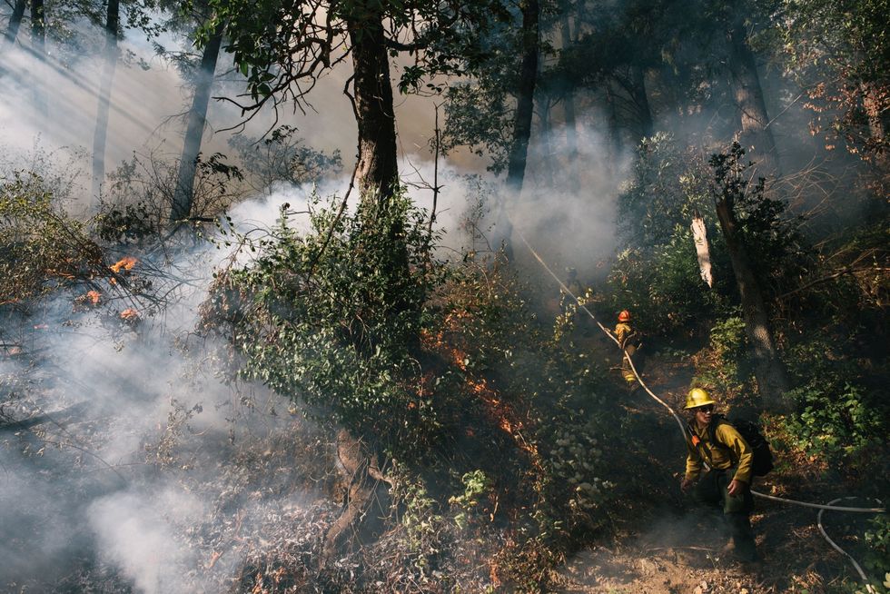 Op basis van de kennis en ervaring van NoordCalifornische inheemse stammen wordt een stuk bos in Weitchpec Californi doelbewust afgebrand