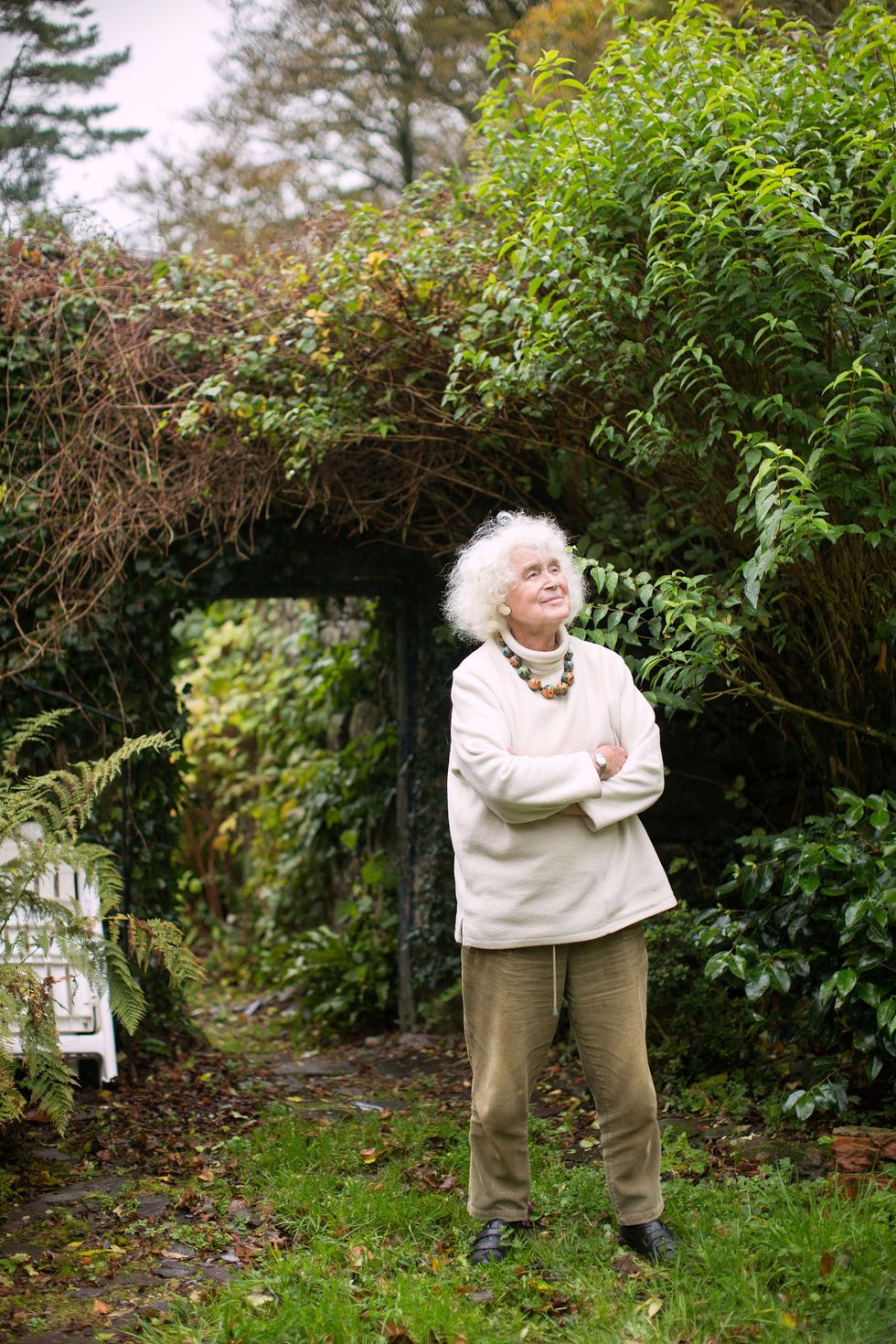 De Welshe historica journaliste en reisschrijfster Jan Morris is hier op een later moment in haar leven gefotografeerd bij haar huis in Wales