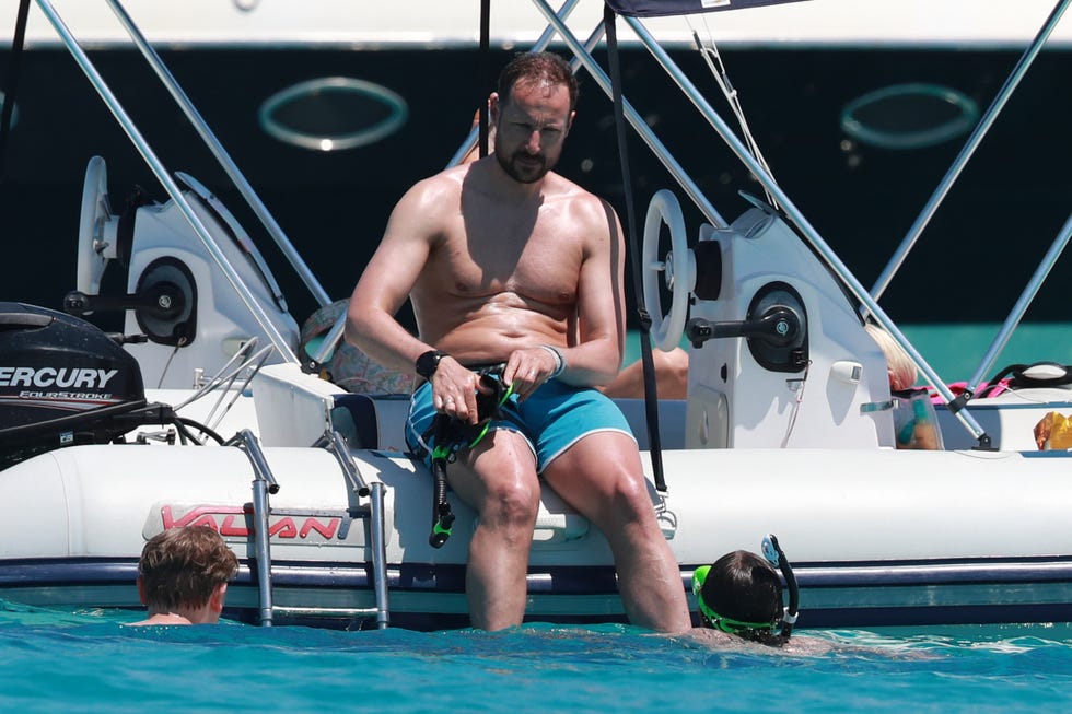 Haakon lancha junto a sus hijos