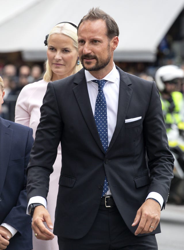 Haakon de Noruega operado