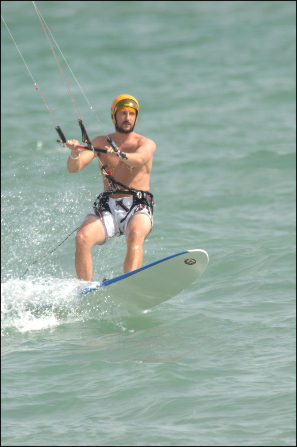 Haakon de Noruega practicando kite surf