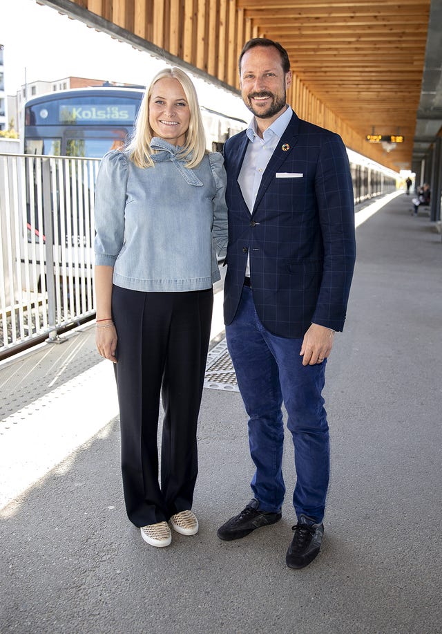 Haakon y Mette-Marit en el metro