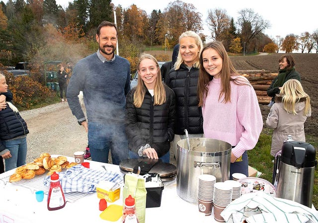 Mette-Marit y Haakon de Noruega montan un puesto de gofres solidario