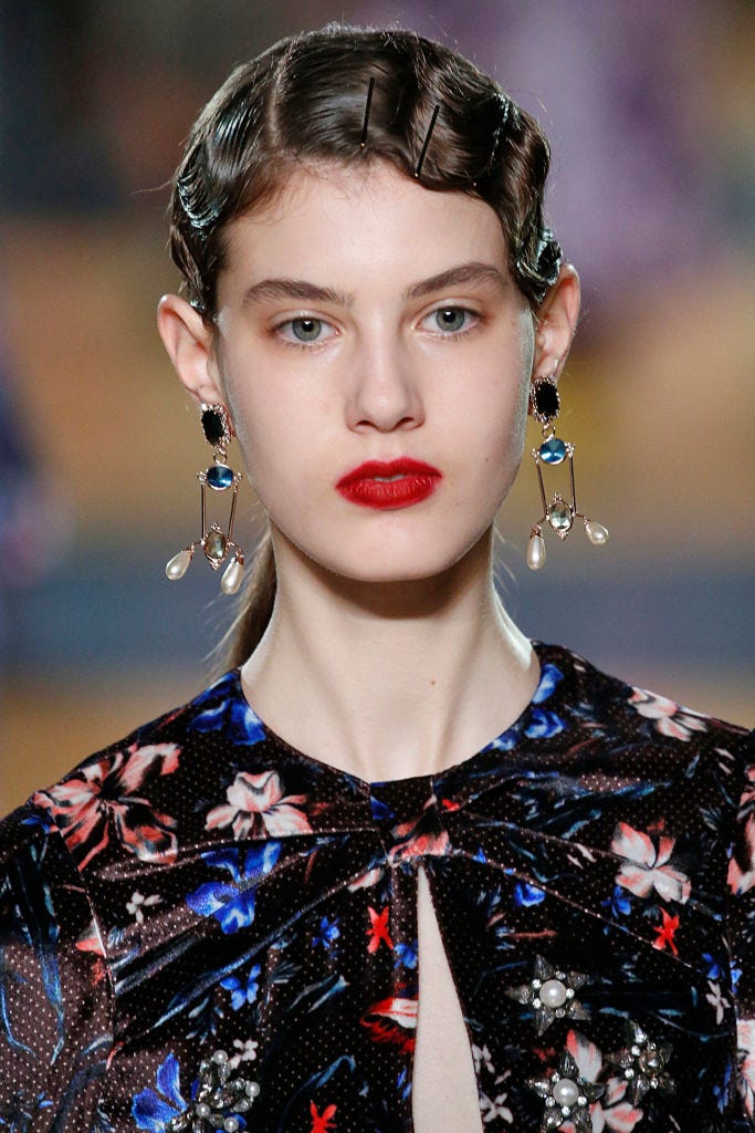 erdem runway show haarspelden feest looks