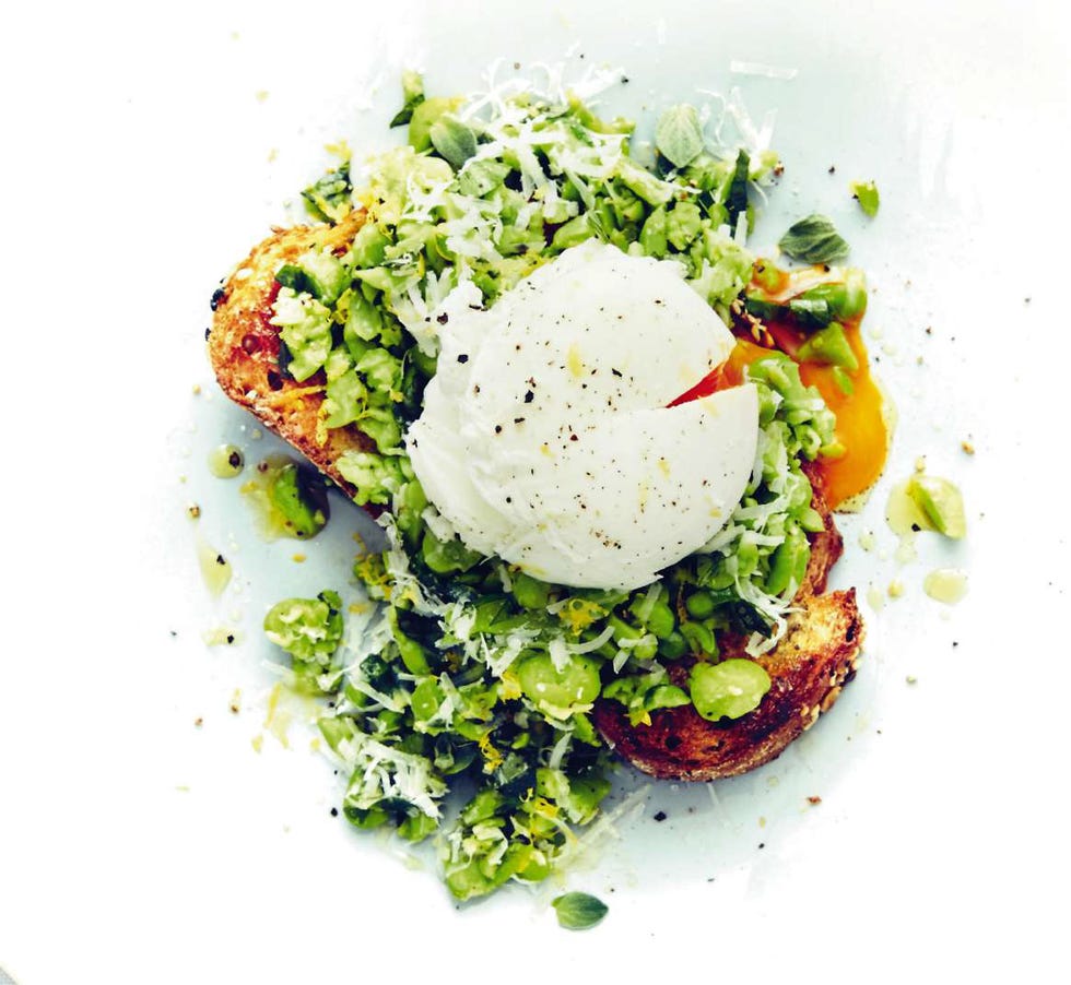 Picoteo saludable: Tosta de habas, pecorino y huevo poché
