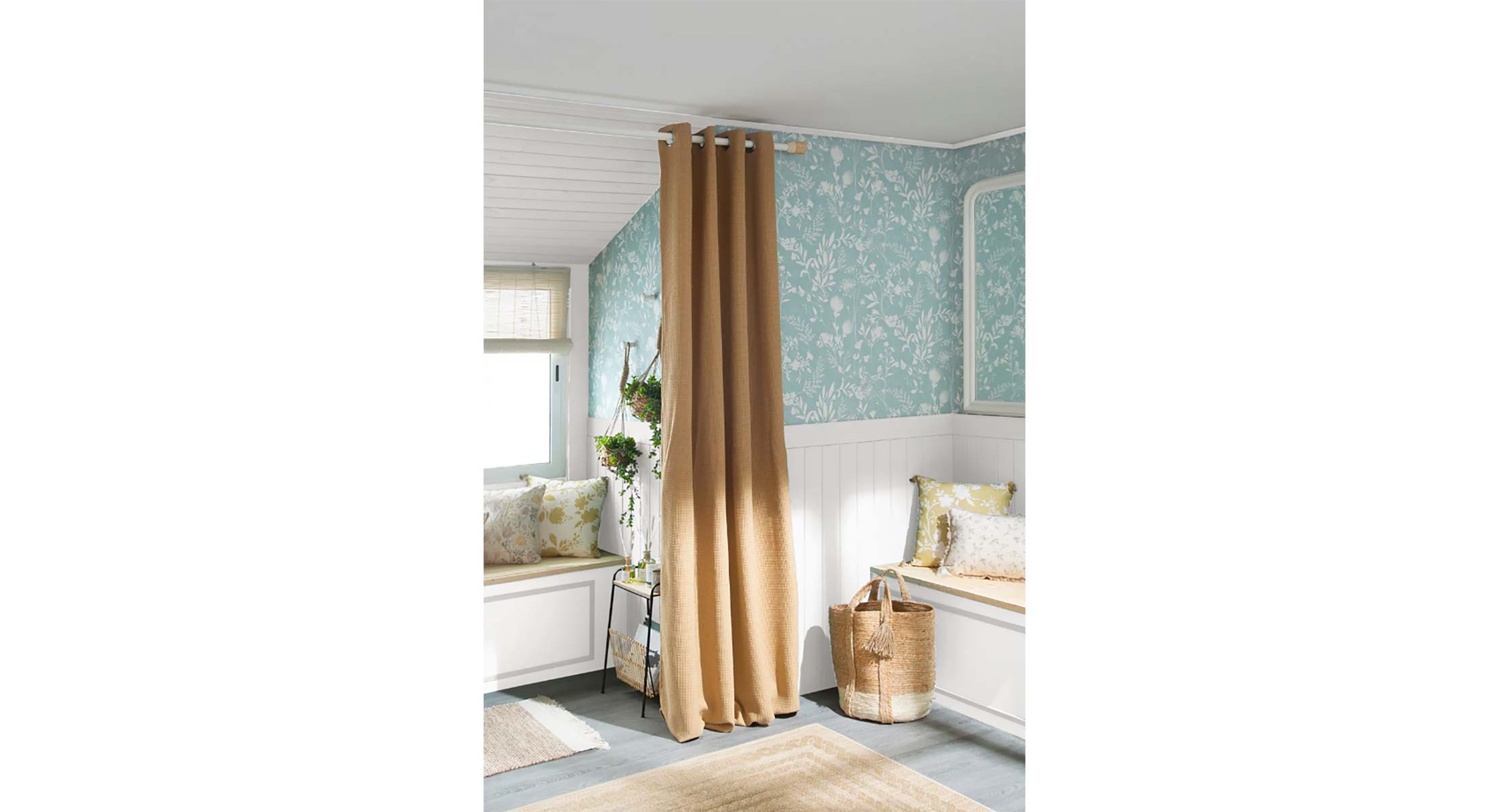 dormitorio con cortina