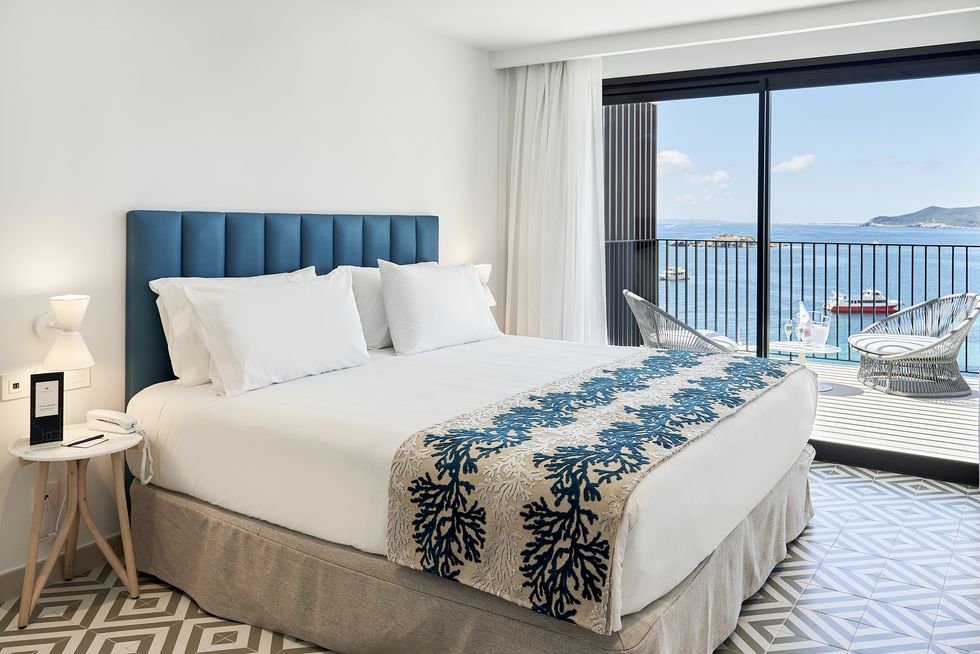 las estancias del hotel boutique eurostars ibiza están decoradas con los colores de la isla y con motivos marinos