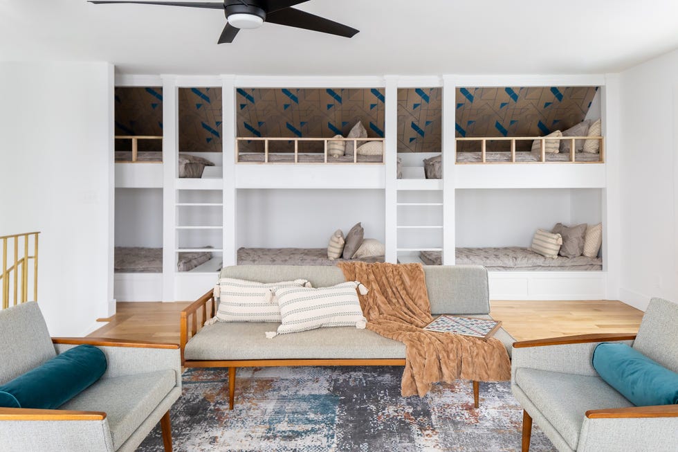 habitación infantil con literas y zona de juegos