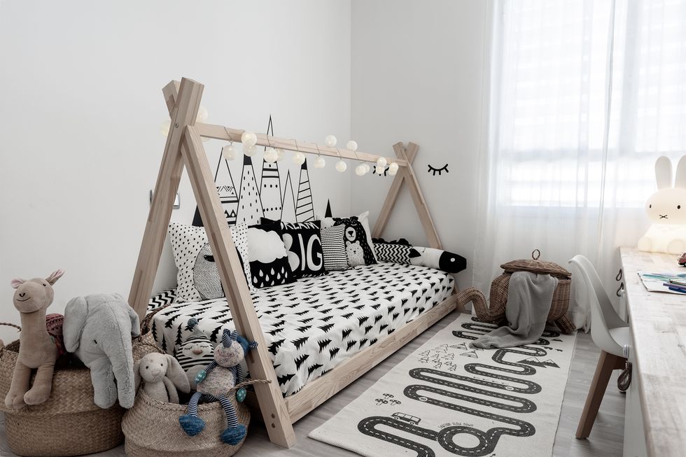 habitación infantil de estilo nórdico con cama estilo tipi