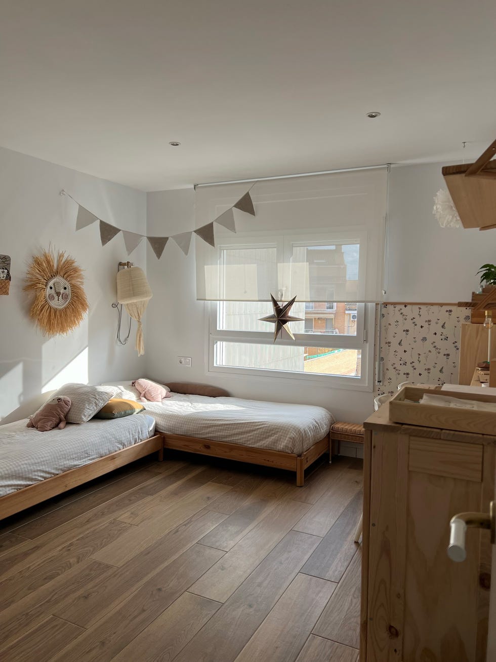 habitación infantil con dos camas de madera en l