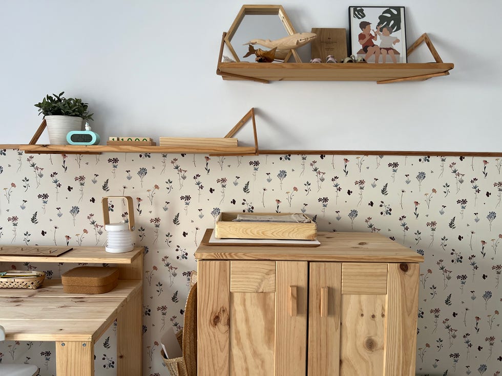 zona de estudio infantil con muebles de madera y papel pintado floral