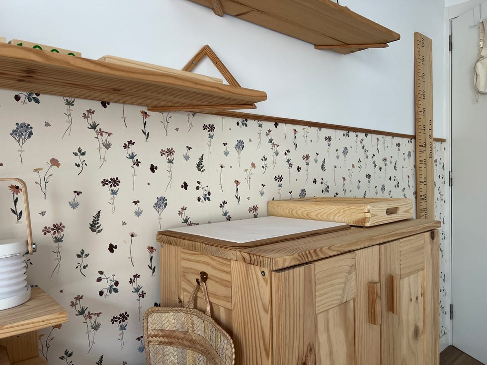 zona de estudio infantil con muebles de madera y papel pintado floral
