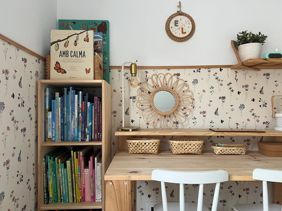 zona de estudio infantil con muebles de madera y papel pintado floral