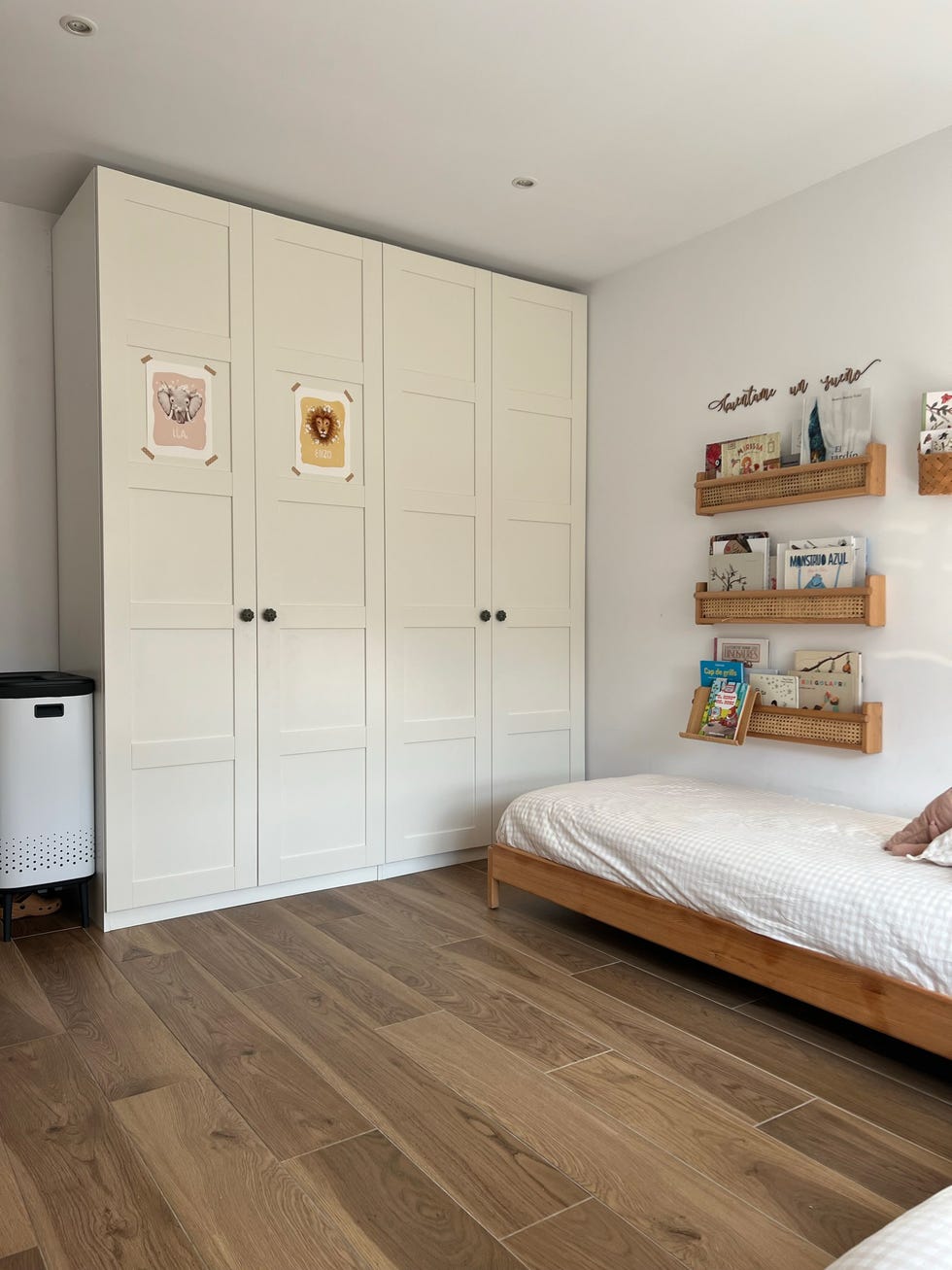 habitación infantil con armario blanco