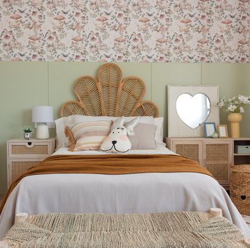 habitación infantil con muebles de ratán y papel pintado floral