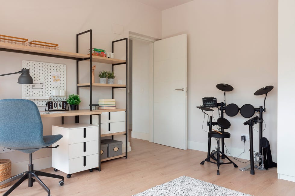estantería de madera y metal con escritorio