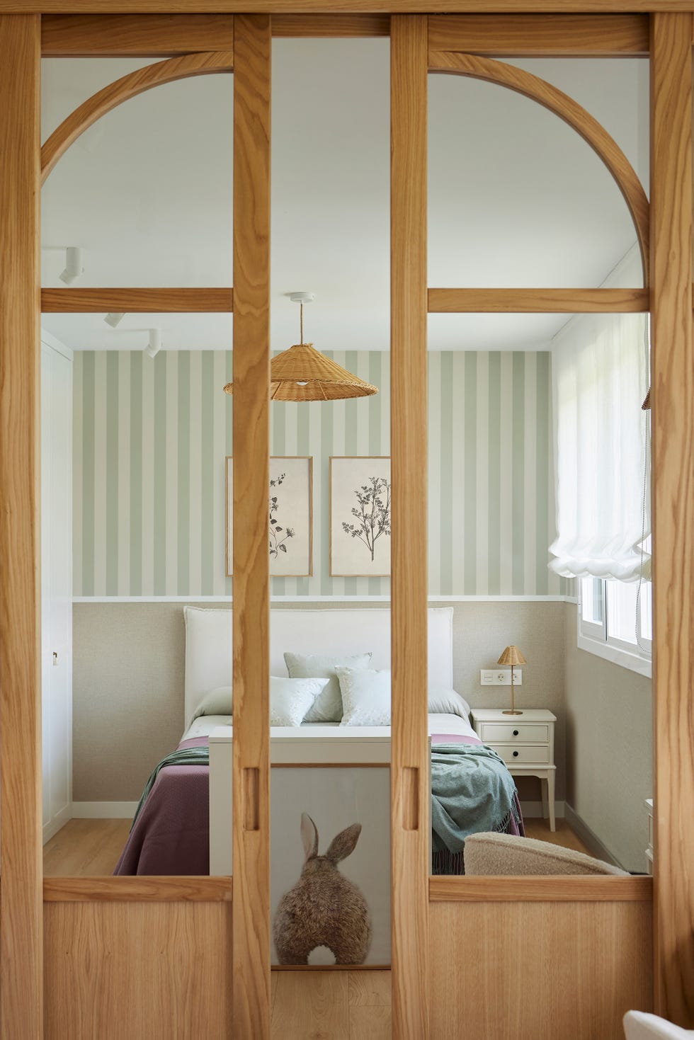 habitación juvenil con cerramiento de madera y cristal