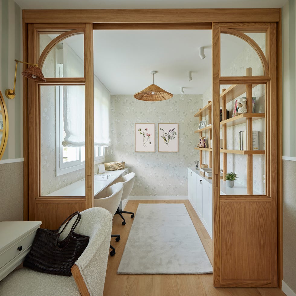 habitación juvenil con zona de estudio y cerramiento de madera y cristal