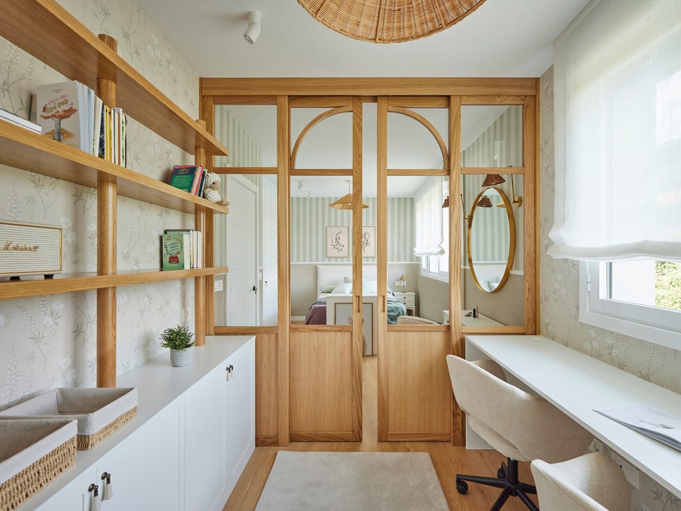 habitación juvenil con cerramiento de madera y cristal