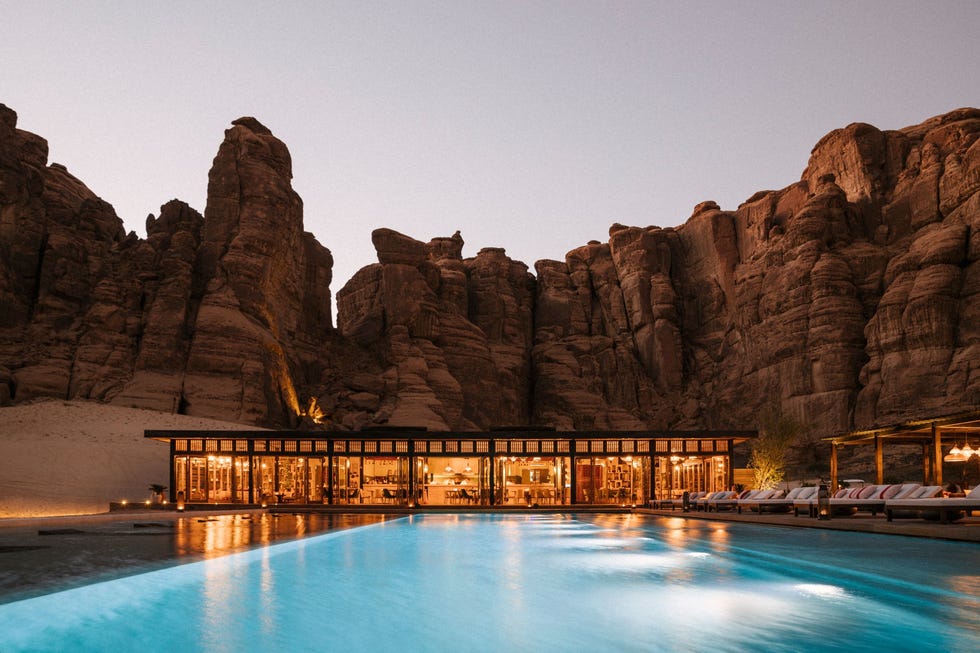 In het nieuwe Habitas AIUIa hotel in SaoediArabi vind je tussen zandstenen bergwanden en het woestijnzand een infinitypool losstaande cabins en een restaurant met lokale gerechten