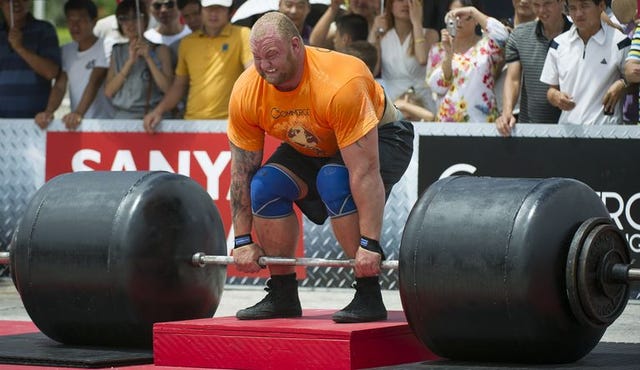 https://hips.hearstapps.com/hmg-prod/images/hafthor-bjornsson-of-iceland-competes-at-the-deadlift-for-news-photo-177573717-1566495621.jpg?resize=640:*