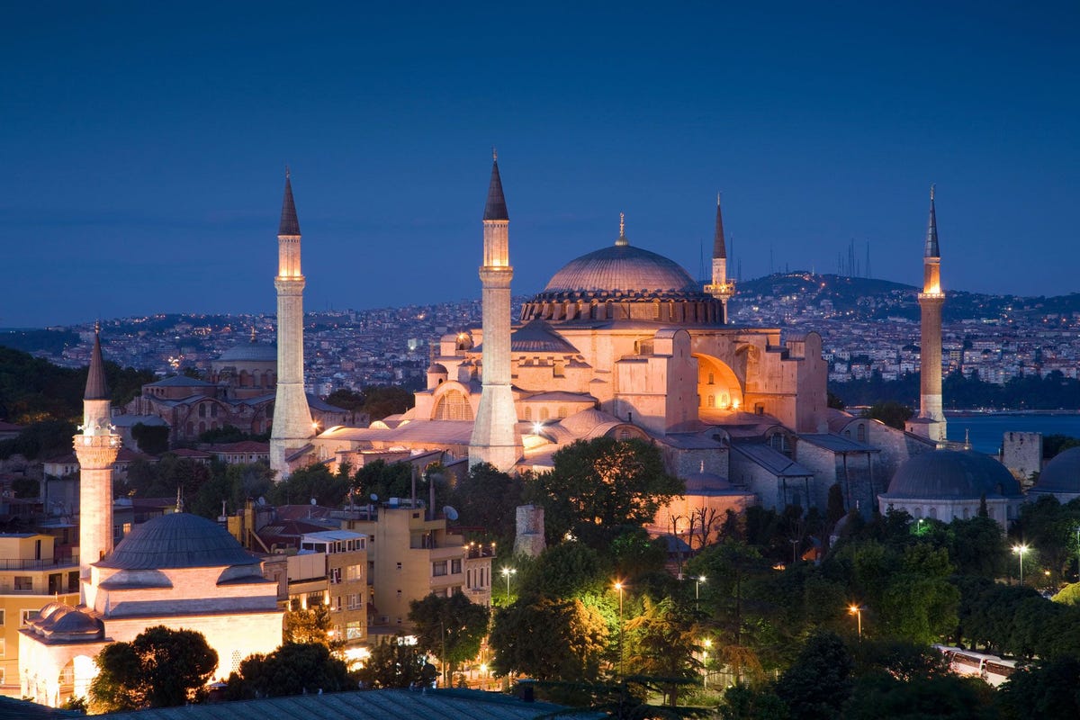 De 1500 jaar oude Hagia Sophia inmiddels de populairste toeristische bestemming van Turkije is door de hoogste gerechtelijke instantie van Turkije ontdaan van zijn museumstatus