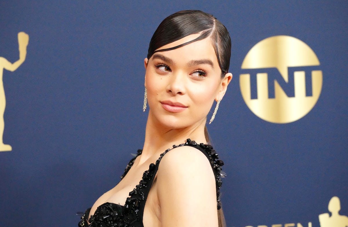 Hailee Steinfeld Flaunts Abs, Arms In Cut-Out Gown At SAG Awards