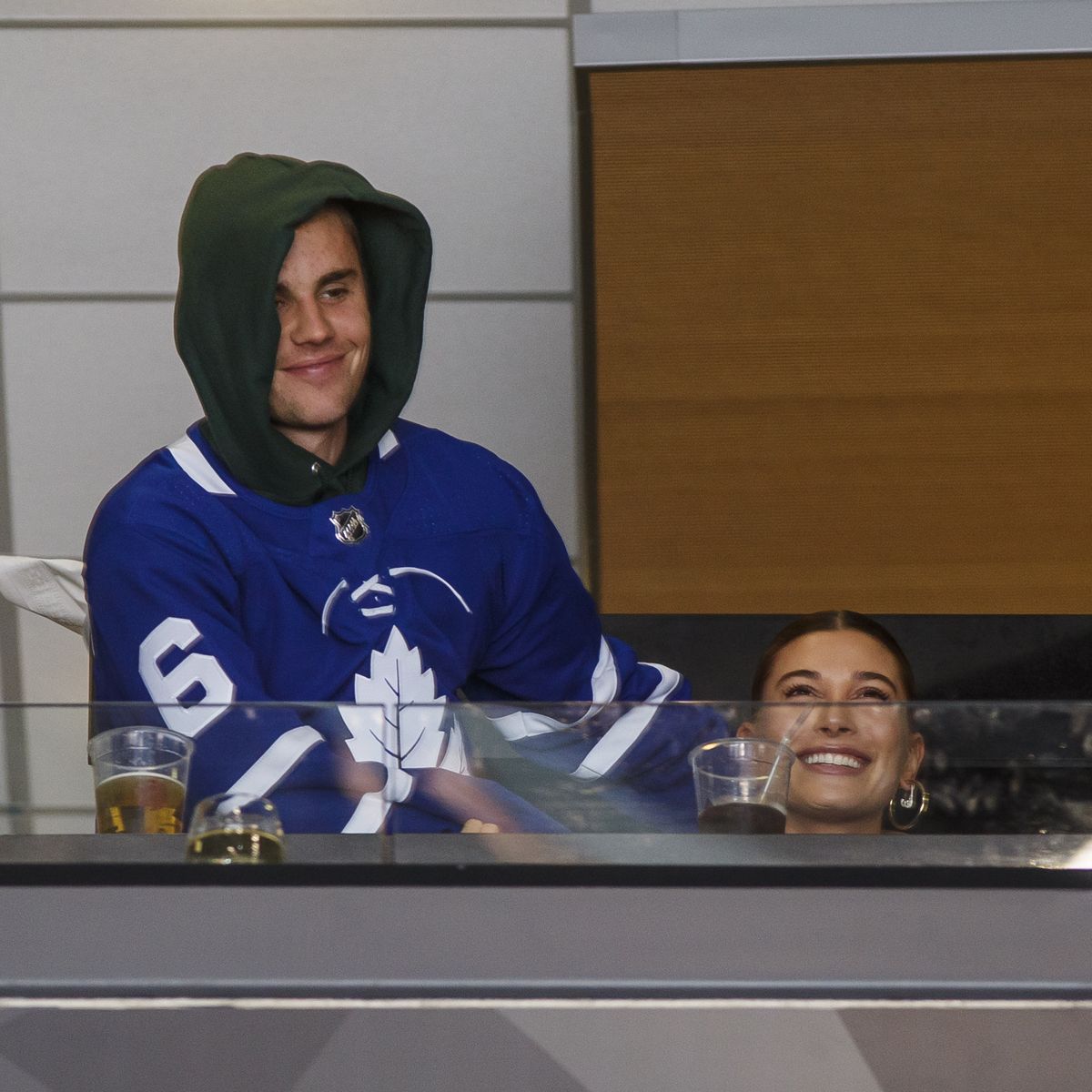 Justin Bieber assistindo o jogo de hóquei entre Toronto Maple