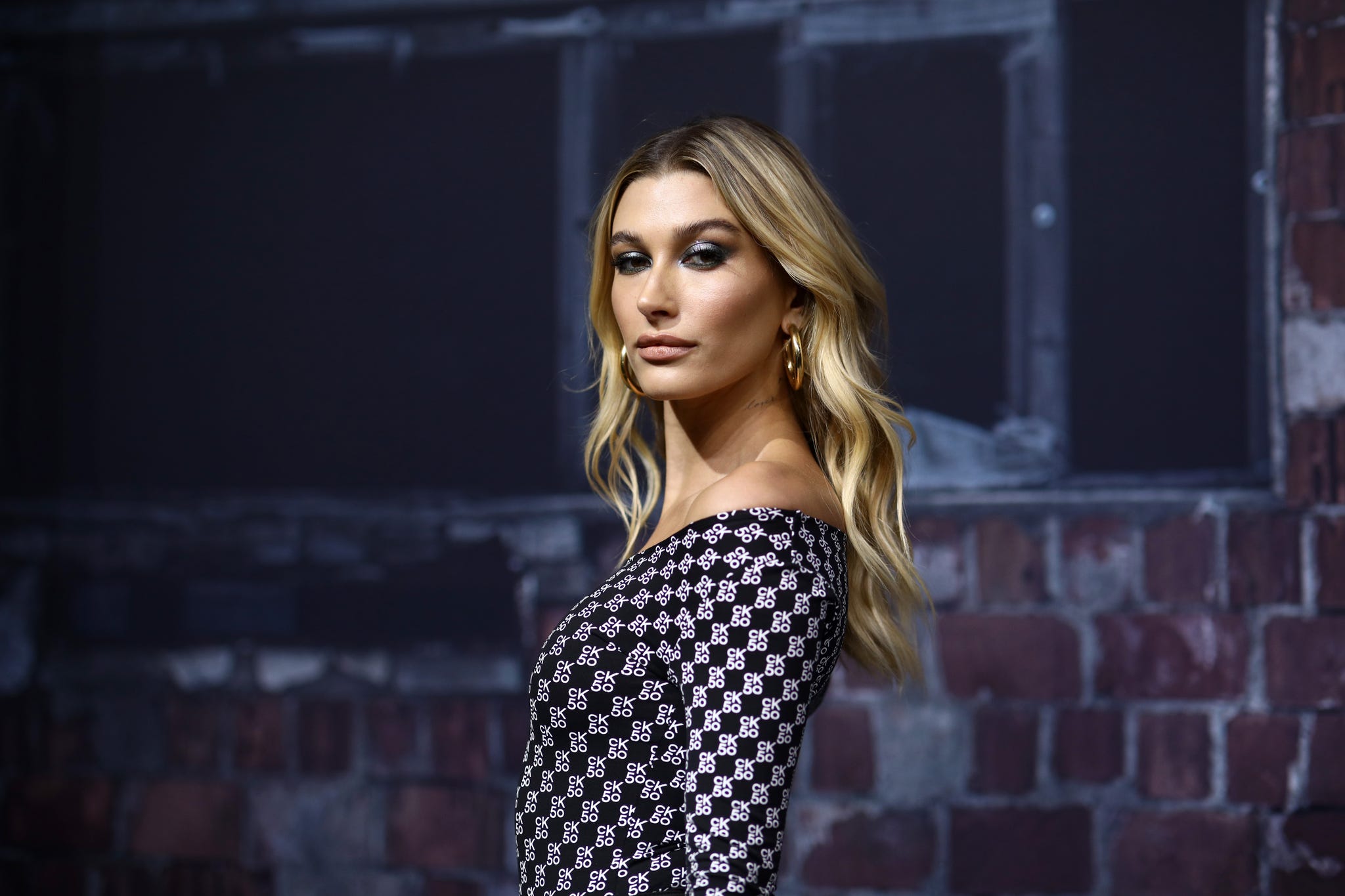 Hailey Baldwin dice que se sigue llevando el pantalón el pitillo