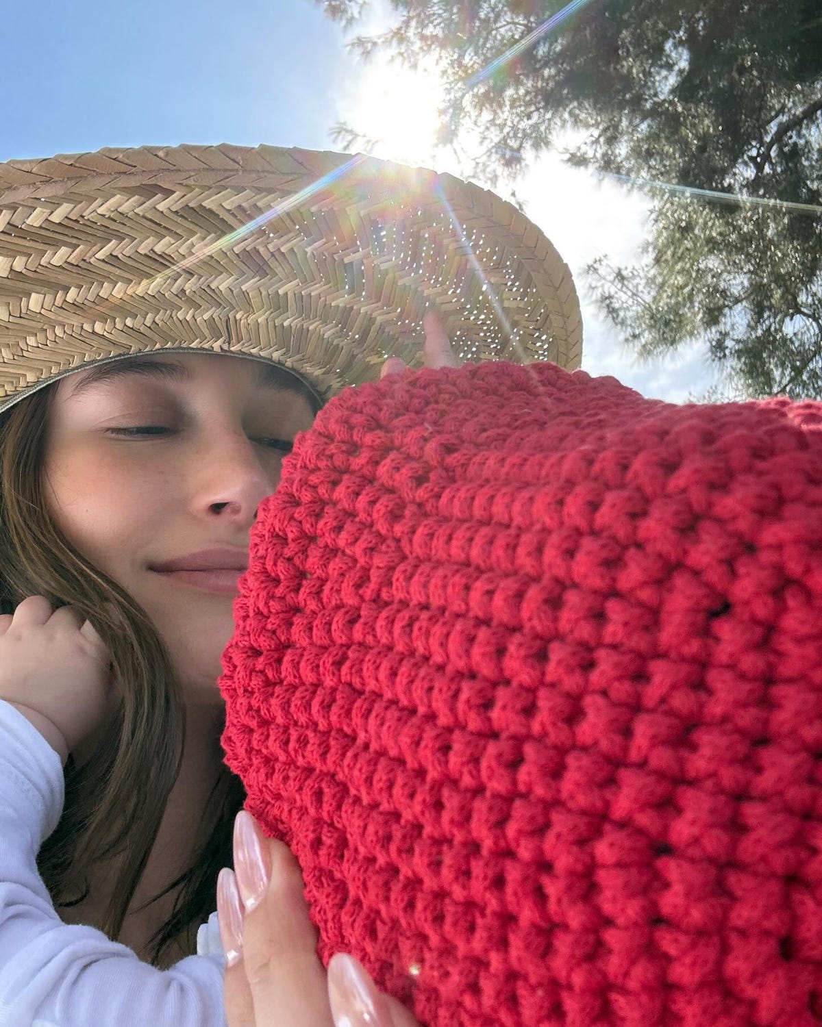 Vista previa de Hailey Bieber sobre desarrollar una rutina, mantenerse conectado a tierra y la doble limpieza | Despertar con | ELLE