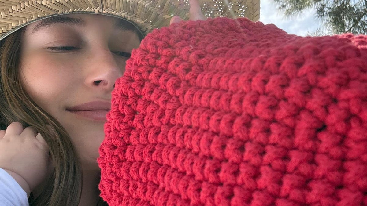 Vista previa de Hailey Bieber sobre desarrollar una rutina, mantenerse conectado a tierra y la doble limpieza | Despertar con | ELLE