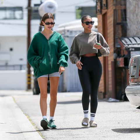 hailey bieber met een vriendin in een zwarte legging
