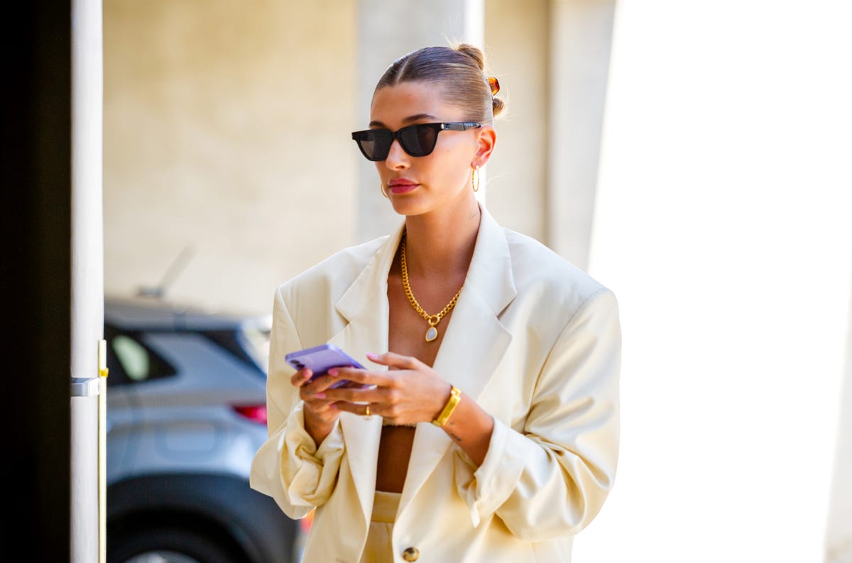 Hailey Bieber is taking over the Big Apple, arriving at the NBC studios  wearing an oversized blazer with exaggerated shoulders and a…