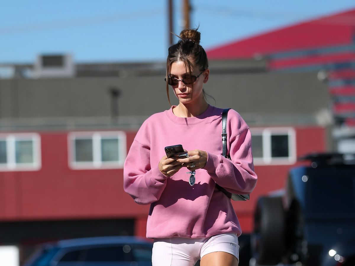 hailey bieber rocks a blue sweatshirt and grey leggings as she attends a  hot yoga class in los angeles-121119_11
