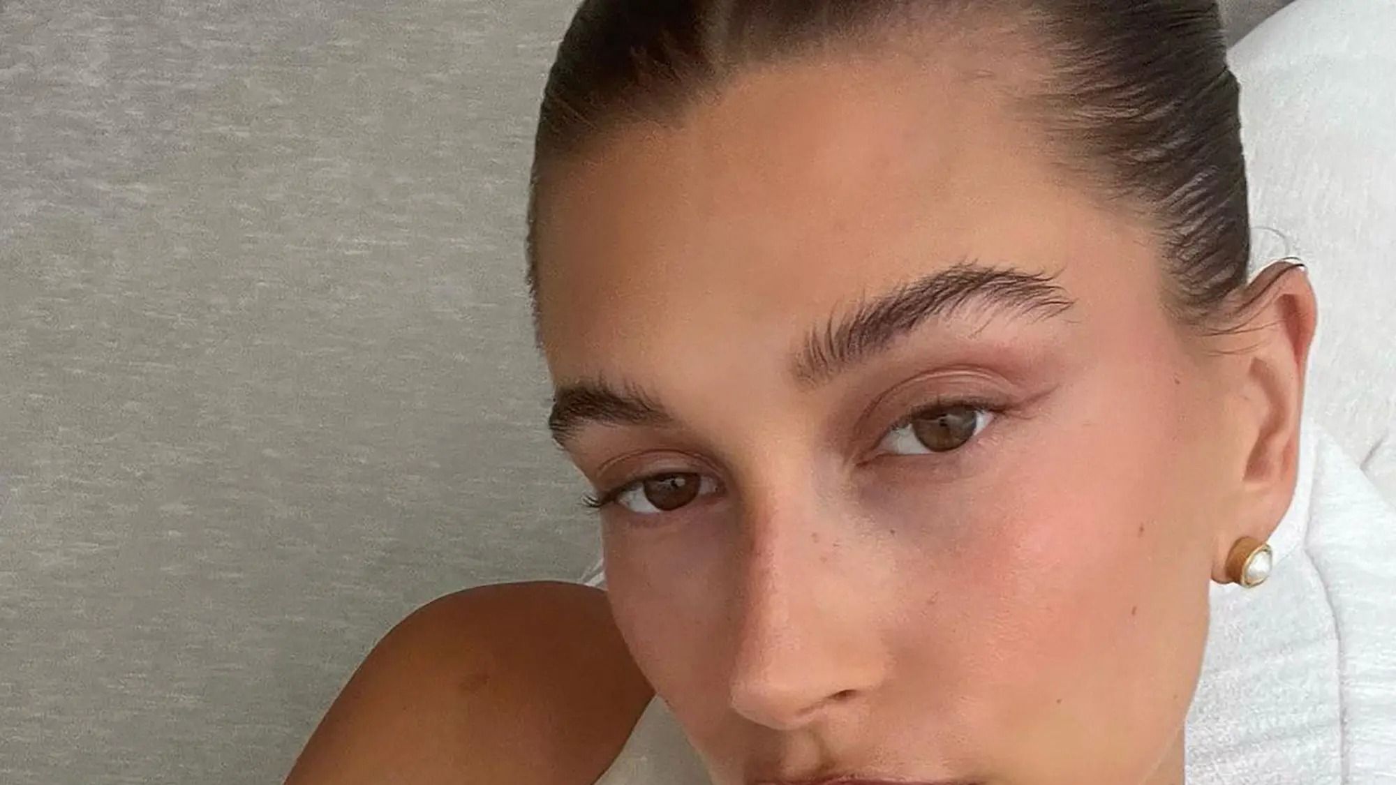 Hailey Bieber just gave a tutorial on her contouring trick