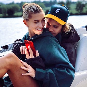 Justin en Hailey Bieber knuffelen elkaar op een boot