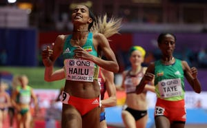 lemlem hailu celebra su victoria en los 3000 metros de los mundiales de atletismo en pista cubierta de belgrado 2022