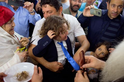 Tijdens een ceremonie ter ere van zijn toetreding tot het joodse geloof wordt het haar van een 3jarig jongetje ritueel geknipt tijdens de Lag baOmerviering