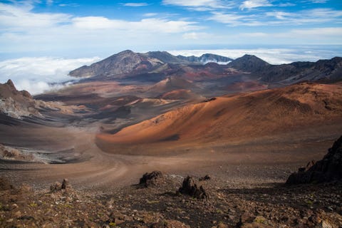 Haleakala National Park, Hawaii HALEAKALNATIONAL PARK HAWADit 12000 hectare grote nationale park is vernoemd naar de slapende vulkaan die zon beetje overal op het eiland Maui te zien is Wie wil genieten van de spectaculaire zonsopgang of ondergang vanaf de top van de vulkaan moet van tevoren boeken Neem een duik in de Pools of Oheo en wandel vervolgens over de paden door het oerwoud waar je de kans loopt verschillende bedreigde diersoorten te zien