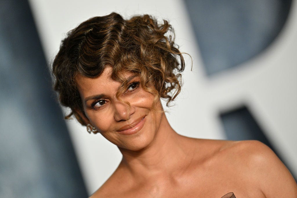 Halle Berry Posa Desnuda Frente Al Espejo Súper Sexy A Los 56 