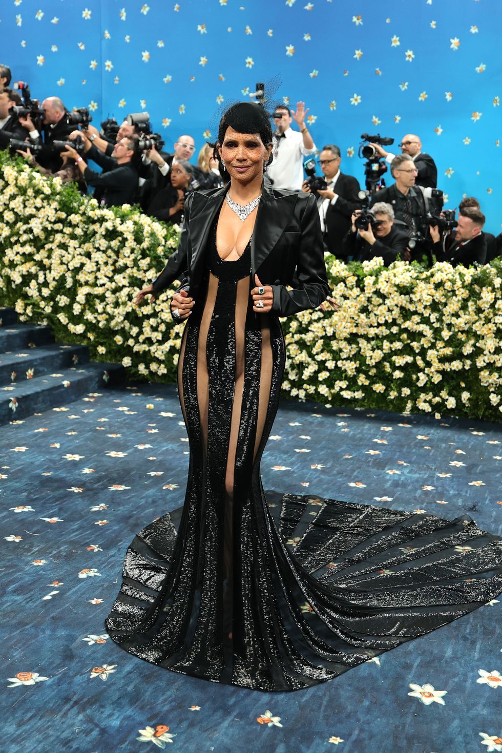 Las peor vestidas de la Met Gala 2025: del vestido de Halle Berry al error de estilo de Simon Biles