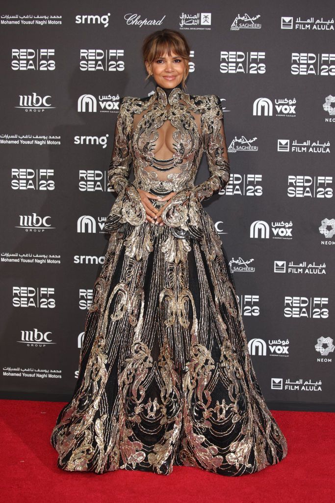 写真】映画祭にキラキラのネイキッドドレスで登場したハル・ベリー