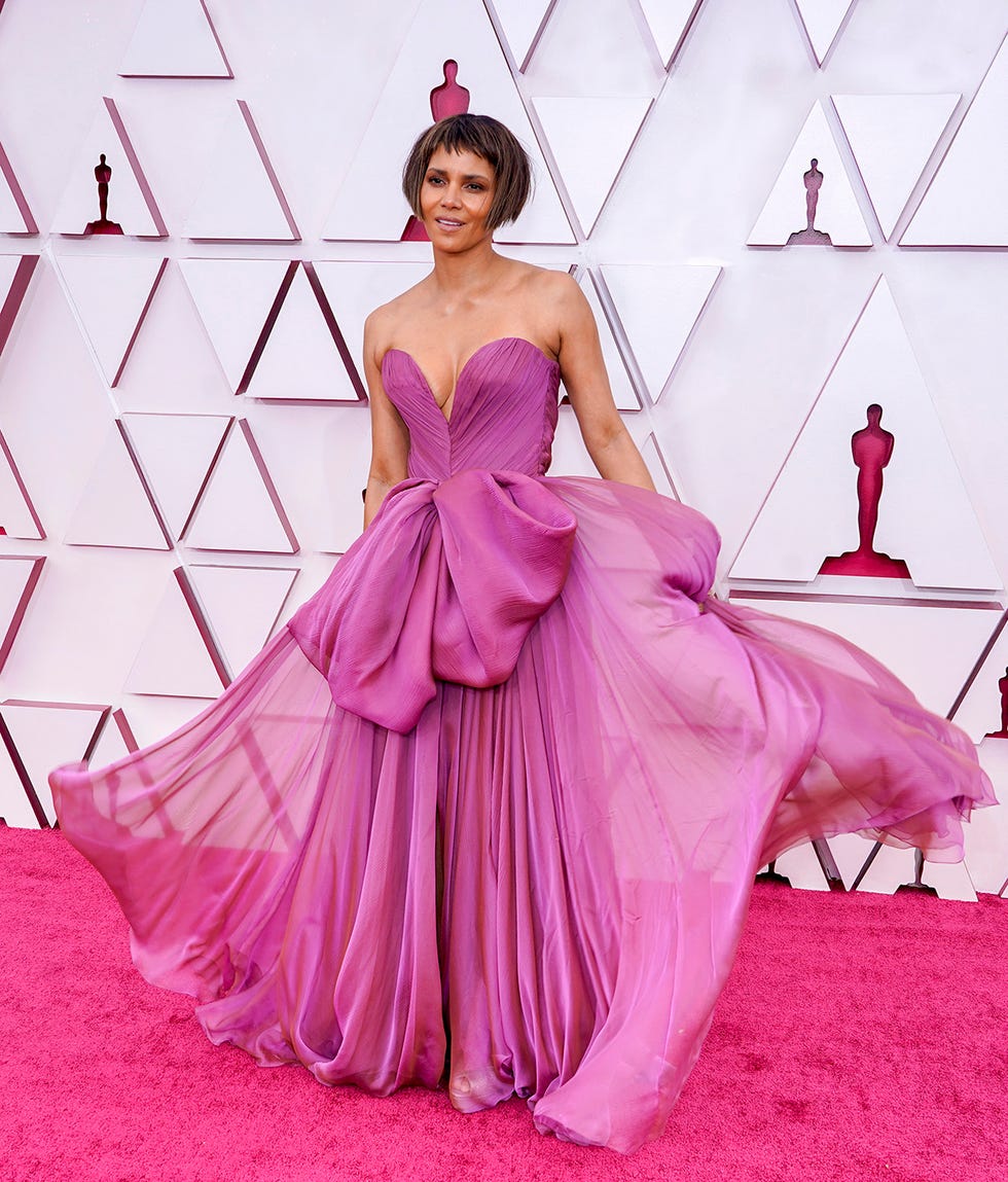 halle berry en la alfombra roja de los oscar 2021