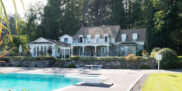 Home, Property, House, Estate, Building, Real estate, Residential area, Cottage, Swimming pool, Mansion, 