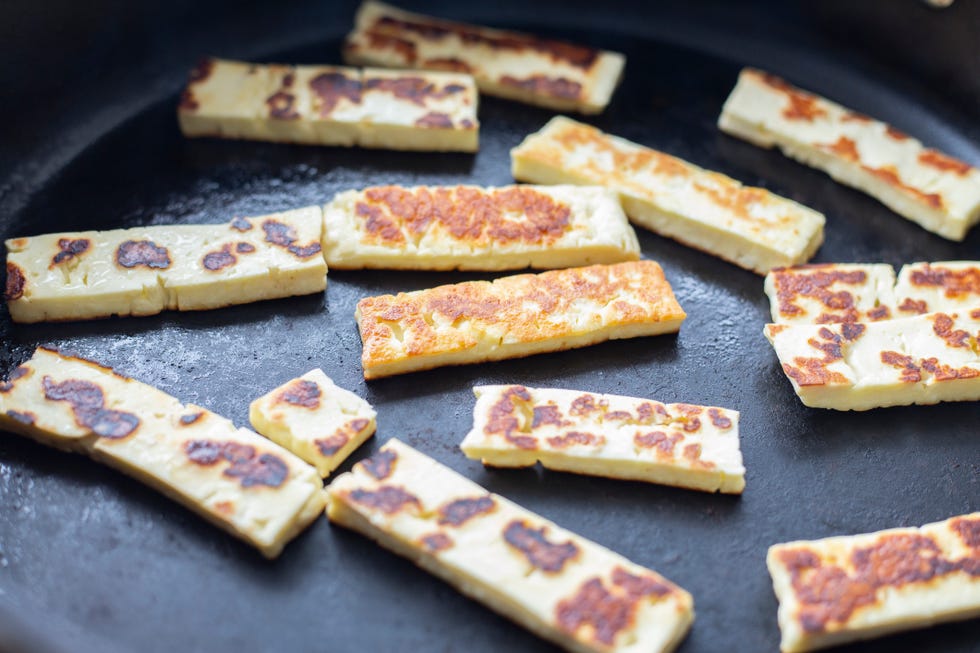 un plato con trozos de queso a la plancha